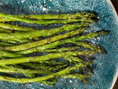 Martha Stewart's Simple Trick for the Best Roasted Asparagus Cooked Asparagus, Oven Roasted Asparagus, How To Cook Asparagus, Fresh Asparagus, Roasted Asparagus, Garden Recipes, Simply Recipes, Asparagus Recipe, Cooking Method