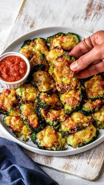 Brocolli Pizza, Pepperoni Pizza Bites, Broccoli Pizza, Cabbage Soup Diet Recipe, Broccoli Bites, Nourishing Recipes, Keto Sides, Mozzarella Recipes, Cabbage Soup Diet