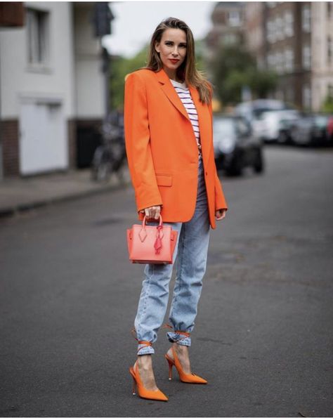 Buy and Slay - Slay Your Everyday Life With Our collection and tips Orange Blazer Outfits, Alexandra Lapp, Colour Blocking Fashion, Orange Blazer, Welcome Summer, Blazer Outfit, Orange Bag, Street Style Chic, Blazer Outfits