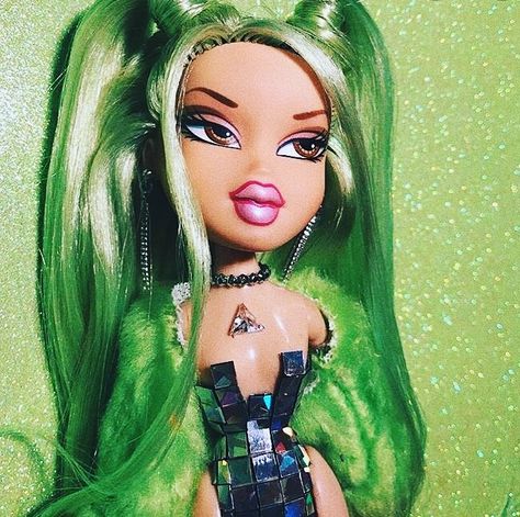 Bratz Doll Halloween Costume, Bratz Doll Makeup, Black Bratz Doll, Bratz Doll Outfits, Brat Doll, Bratz Girls, Doll Aesthetic, Dark Green Aesthetic, Doll Makeup