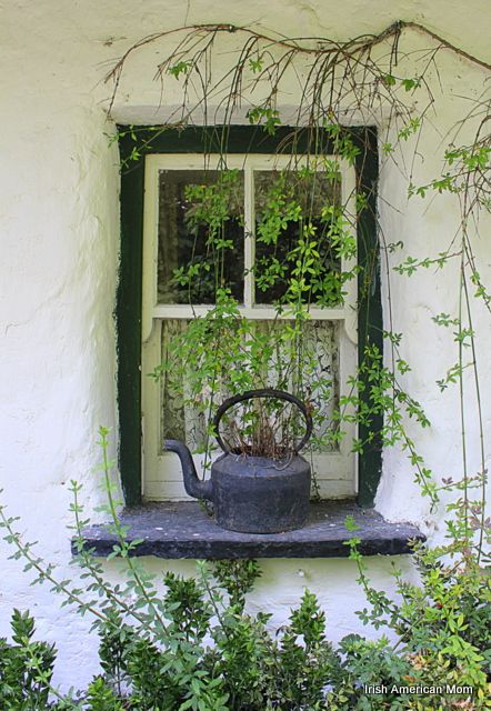 Thatched Cottage Window In Bunratty Folk Park, Ireland Old Cottage Exterior, Irish Countryside Cottage, Ireland Aesthetic Irish Cottage, Irish Garden, Cottage Windows, Irish Country, Irish Cottage, Old Irish, Thatched Cottage