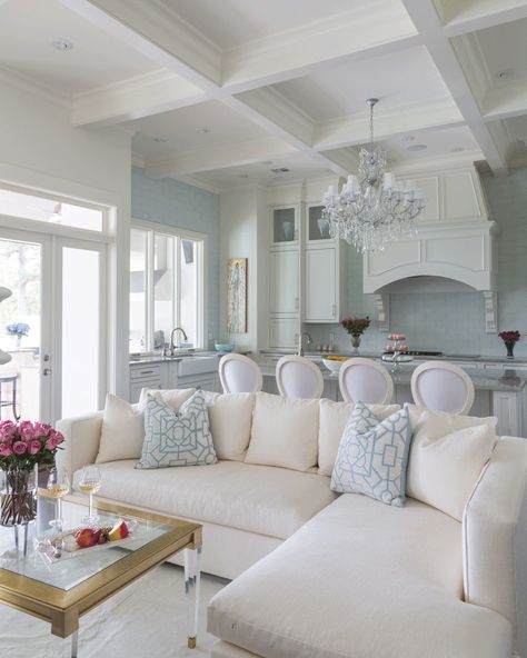 Slipcover Sofas: Are they Worth it? Our 5 Best Recommendations White Slipcovers, Coastal Living Rooms, Beach House Design, Beach House Interior, White Living Room, Interior Modern, White Furniture, French Decor, Family Rooms