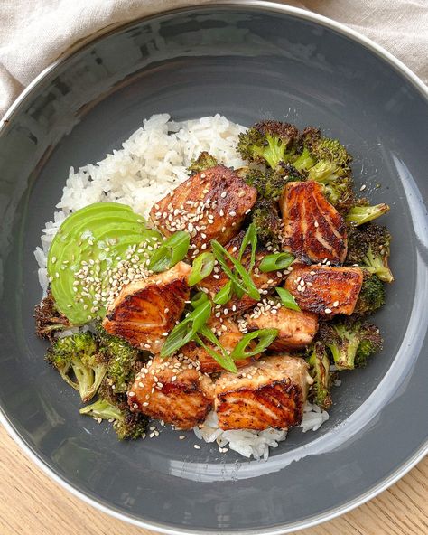 The Best Honey-Garlic Salmon Bowl with Coconut Rice — Kula's Kitchen Salmon Coconut Rice, Salmon Coconut, Vegan Buffalo Cauliflower, Lunch Bowls, Oatmeal Coconut Cookies, Salmon Rice Bowl, Salmon Rice, Honey Garlic Salmon, Sweet Potato Gnocchi