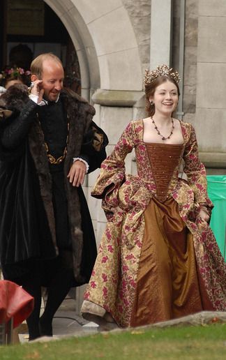 More beautiful lords and ladies Tudor Era Dress, The Tudors Costumes, Mary Costume, Tudor Gown, Couture Dior, Princesa Elizabeth, Tudor Dress, Mary Tudor, Sarah Bolger