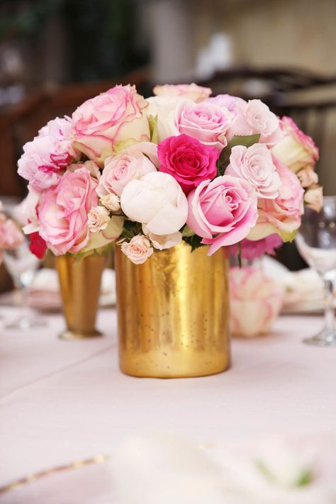 Pink roses + gold vessels = magic  Photography: Melody Melikian Photography - www.melodymelikianphotoblog.com Pink Baby Shower Centerpieces, Girl Baby Shower Centerpieces, Pink Gold Baby Shower, Gold Wedding Colors, Gold Centerpieces, Pink And Gold Wedding, Party Deco, Baby Shower Flowers, Gold Baby Showers