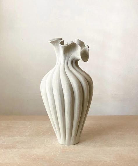 3d Relief Art, Organic Sculpture, Big Vases, Cerámica Ideas, Pottery Inspo, Unique Vases, Pottery Sculpture, Clay Art Projects, Ceramic Pots