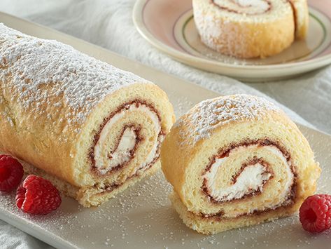 Berry Jam Swiss Roll Jelly Roll Cake, Berry Jam, One Dish Dinners, Warm Cake, Swiss Roll, Roll Cake, Types Of Cakes, Sweet Tea, Cake Toppings