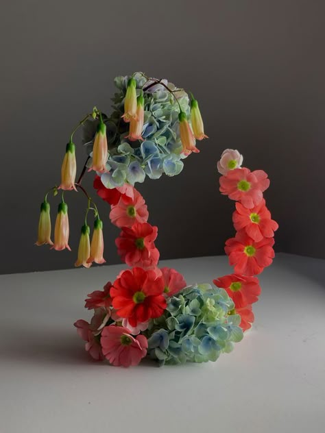 Simple Floral Installation, Flowers Sculpture Art, Plant Sculpture Art, Abstract Flower Sculpture, Sculptural Floral Arrangements, Sculptural Flowers, Floral Sculpture, Forms And Shapes, Sogetsu Ikebana