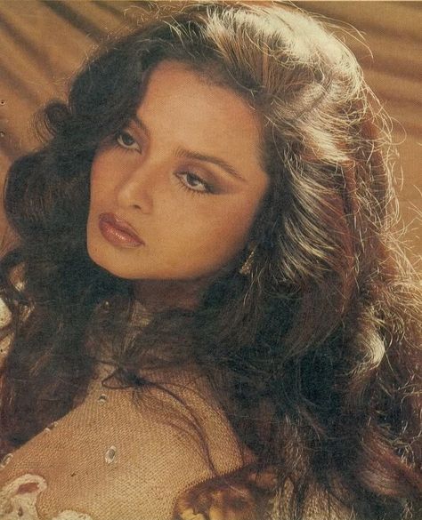 Rekha Saree, Rekha Actress, Flot Makeup, Retro Bollywood, 90s Bollywood, Vintage Bollywood, Indian Aesthetic, Brown Girl, Makati