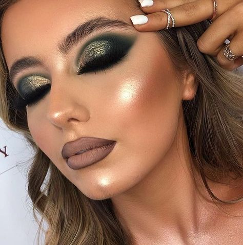 Dark Green And Gold Makeup, Dark Green Smokey Eye, Teal Makeup, Green Smokey Eye, Neon Makeup, Glam Doll, Green Makeup, Eye Lift, Green Eyeshadow