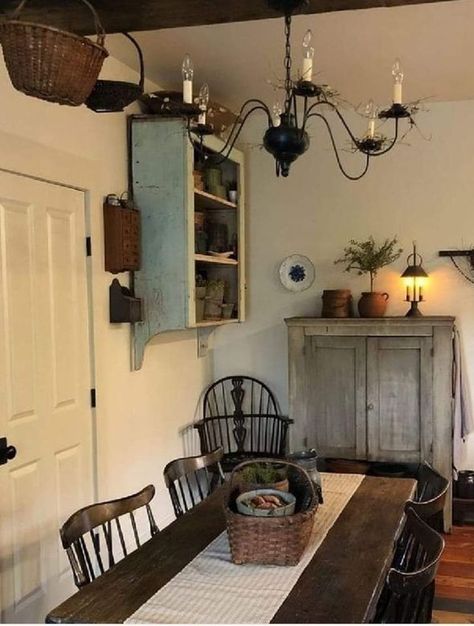 Colonial Farmhouse Decor, Farmhouse Dining Room Wall, Farmhouse Dining Room Wall Decor, Early American Decorating, Prim Kitchen, Rustic Minimalism, Primitive Dining Room, Early American Decor, Country Colonial