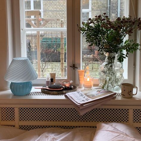 Style Window Sill, Windowsill Styling, Carrie Bradshaw Apartment, Windowsill Ideas, Windowsill Decor, Window Sill Decor, Apartment Style, Window Styles, Apartment Inspiration