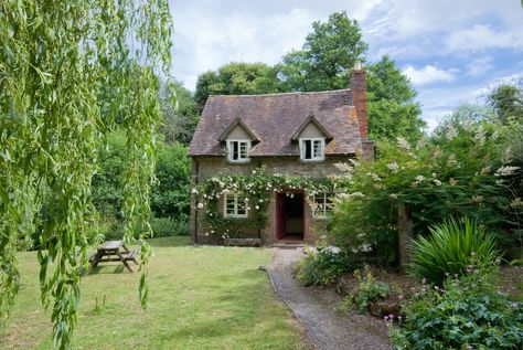 English Country Cottages, English Cottage Decor, English Country Cottage, English Country Decor, Cottage Aesthetic, Cottage Exterior, Country Cottage Decor, Most Romantic Places, Casa Vintage