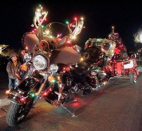 Christmas lights on a Harley-Davidson / - - Bookmark Your Local 14 day Weather FREE > www.weathertrends360.com/dashboard No Ads or Apps or Hidden Costs Motorcycle Christmas, Christmas Parade, Valentine Photography, Led Christmas Lights, Christmas Tree With Gifts, Christmas Music, Christmas Pictures, Festive Christmas, Christmas Photos