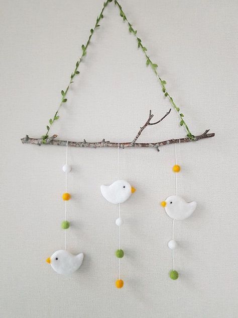 Tuto feutrage : Mobile oiseaux feutrés laine cardée - Ô Merveille !... le blog Easter Mobile, Chat Kawaii, Easter Crafts, Baby Mobile, Crafts For Kids, Felt, Easter, Boutique