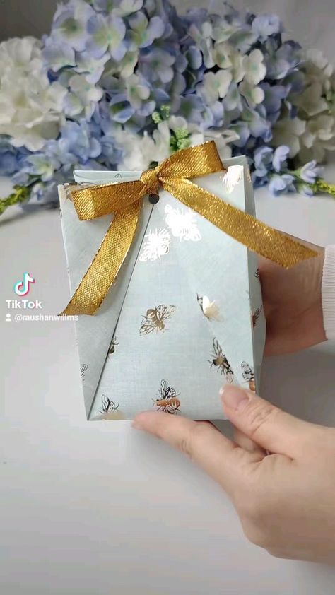 Gift Wrap With Handle, New Gift Ideas Creative, Small Christmas Gift Boxes Diy, Food Warming Ideas, Unique Gift Bags, How To Wrap Bracelet Gift, How To Gift Wrap A Shirt With Wrapping Paper, Fabric Ribbon Bow Gift Wrapping, Jewellery Wrapping Ideas