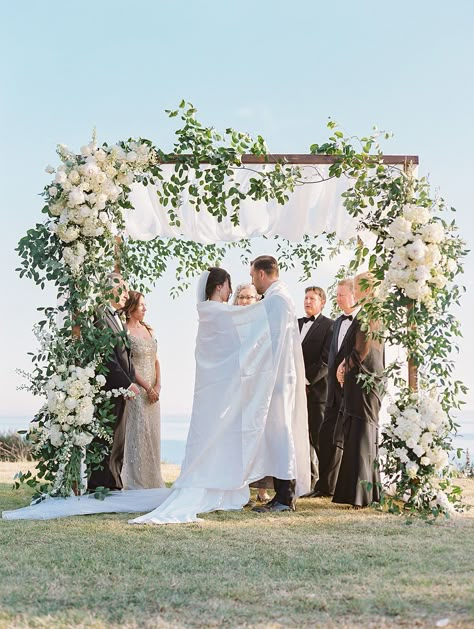 Chupa Wedding Ideas, Outdoor Chuppah Wedding, Chuppah Floral Installation, Wedding Chuppah Flowers Romantic, Chuppa Wedding Flowers, Garden Wedding Chuppah, Wedding Huppa Decor, Birch Chuppah With Flowers, Wedding Chuppah Greenery