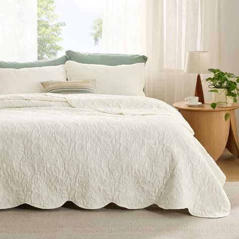 All-Season Use: Designed with a heavier-than-average 130 GSM polyester microfiber filling and encased in a soft brushed polyester shell, this quilt provides optimal warmth, making it suitable for hot summer eves while delivering essential supplementary… Cream Quilt, King Size Quilt Sets, Classic Bedroom Decor, Gingham Curtains, Timeless Bedroom, Scandinavian Country, Pillow Case Mattress, Coastal Room, King Size Bedding