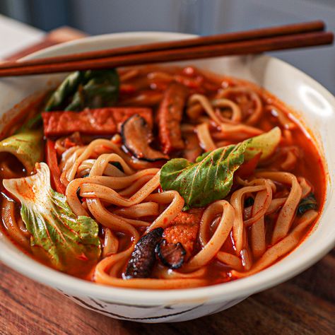 This Korean Chinese Spicy Noodle Soup is savoury, spicy, and packed with umami flavours. It's the real deal vegan jjamppong recipe. Make a bowl of this Vegetarian Noodle Soup, Take Out Recipes, Korean Vegetarian, Spicy Noodle Soup, Vegan Noodle Soup, Spicy Noodle, Stir Fry Ingredients, Food Pic, Asian Food Recipes