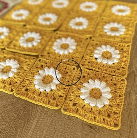 Crochet For Beginners Tutorial, Diy Hair Accessories Tutorial, Sunflower Crochet, Granny Square Crochet Patterns Free, Beginner Crochet Tutorial, How To Crochet For Beginners, Crochet Tutorial Pattern, Crochet Blanket Designs, Crochet Daisy