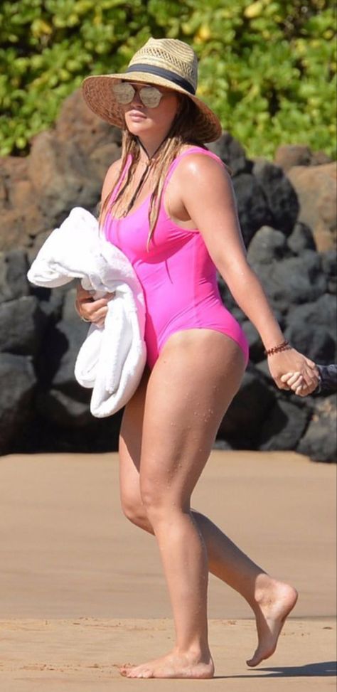 Hilary Duff Legs, Hilary Duff Style, Hillary Duff, Lizzie Mcguire, 1 Piece Swimsuit, Top Celebrities, Pink Swimsuit, Amy Adams, Hilary Duff