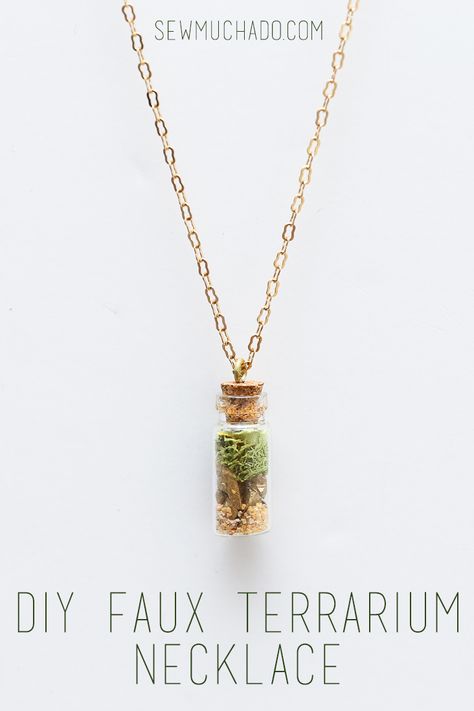 DIY Terrarium Necklace - so fun to make and so pretty! #terrarium #jewelry #diynecklace #necklace #sewmuchado #diy #craft Plant Jewelry Diy, Jar Necklace Ideas, Terrarium Necklace Diy, Tiny Terrarium Jewelry, Tiny Jar Necklace, Fairy Jar Necklace, Morganite Engagement Ring Vintage, Diy Necklaces Tutorial, Etched Jewelry