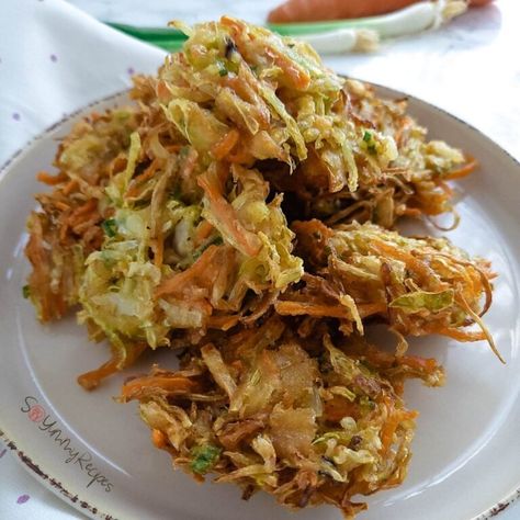 Indonesian Side Dishes, Mie Goreng Recipe, Starter Ideas, Vegetable Fritters, Veggie Fritters, Chickpea Snacks, Chicken Kebab Recipe, Lentil Burgers, Julienned Carrots