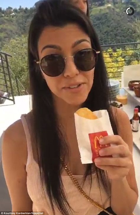 It's fine: Kourtney assured Snapchat fans that the hash browns are gluten free Kourtney Kardashian Snapchat, Kourtney Kardashian Makeup, Kardashian Snapchat, Kim Khloe Kourtney, No Make Up, Glitter Photography, Kyle Jenner, Look Rock, Hash Browns