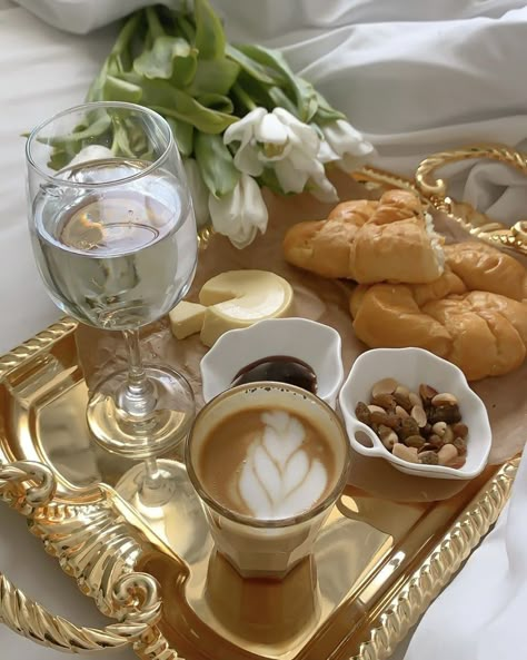 Breakfast Spread, Aesthetic Breakfast, Cream Aesthetic, Table Tray, Pretty Drinks, Think Food, Gold Table, Breakfast In Bed, Food Obsession