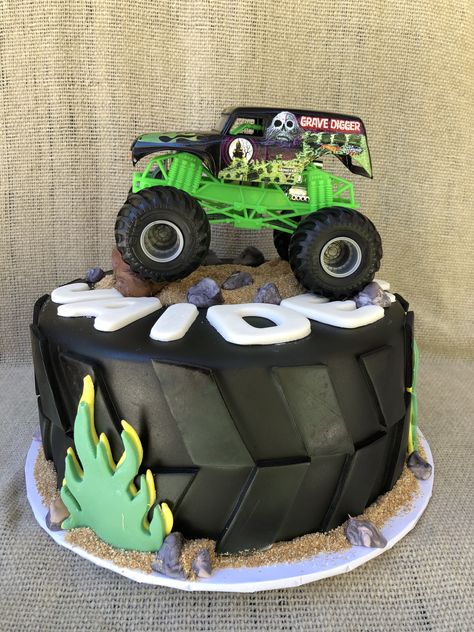 Grave digger cake Monster Jam Cake Pops, Monster Jam Grave Digger Birthday Party Ideas, Grave Digger Birthday Cake, Grave Digger Birthday Party, Monster Jam Cakes For Boys, Monster Jam Birthday Cake Ideas, Grave Digger Cake, Small Monster Truck Cake, Monster Jam Birthday Cake