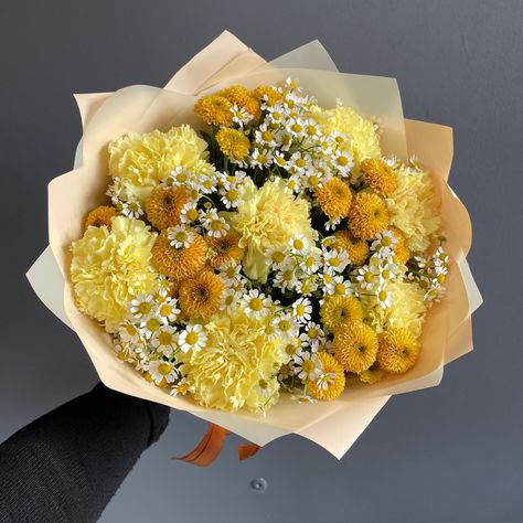 Yellow Flowers Bouquet, Flower Boquet, Luxury Flower Bouquets, Yellow Bouquets, Flower Bouquet Diy, Boquette Flowers, Flowers Bouquet Gift, Nothing But Flowers, Flower Therapy