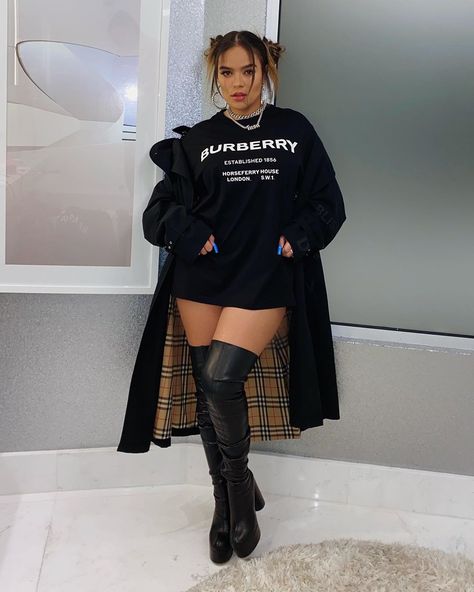 KAROL G on Instagram: “Tengo una cita 🎱🎮🖤” Concert Outfit Reggaeton, Concert Outfit Plus Size, Bad Bunny Concert Outfit, Concert Outfit Fall, Cute Concert Outfits, Concert Shirts, Instagram Outfits, Stage Outfits, Outfits Aesthetic