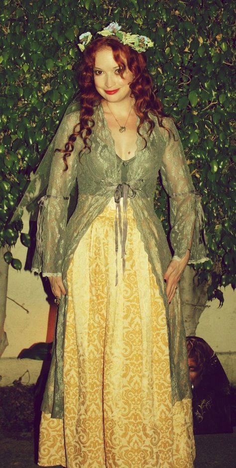 New Dress A Day - DIY - Halloween Costume - Sansa Stark Got Sansa, Sansa Stark Costume, Pick A Character, Costume Ball, Diy Halloween Costume, Sansa Stark, Diy Valentines Gifts, Halloween Parties, Diy Halloween Costumes