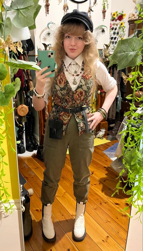 Manic Pixie Outfit, Nonbinary Fairycore, Alt Vintage Outfits, Aetherpunk Aesthetic Outfit, Cottagecore Tomboy, Cottage Punk Fashion, Folksy Outfit, Solar Punk Aesthetic Fashion, Whimsical Fairycore Outfit