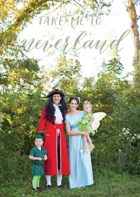 Wendy Disney, Family Themed Halloween Costumes, Themed Halloween Costumes, Pirate Halloween Costumes, Pirate Halloween, Disney Halloween Costumes, Group Halloween Costumes, Fantasias Halloween, Family Costumes