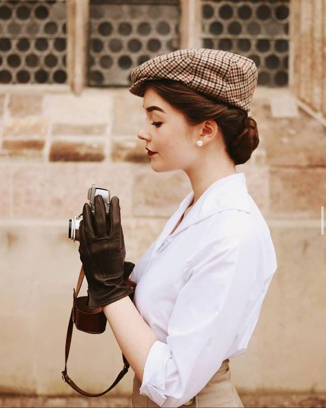 90's Photo, Era Victoria, Vintage Photoshoot, Look Retro, Elegante Casual, Vintage Inspired Outfits, Newsboy Cap, 1940s Fashion, Look Vintage