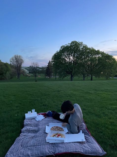 Date Locations Aesthetic, First Date Pictures, Pizza Picnic Date, Park Date Aesthetic, Booktok Inspiration, Girlfriend Duties, Playlist Organization, Sunset Picnic Date, First Date Aesthetic