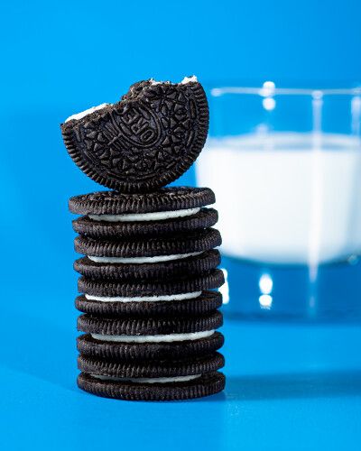 "Oreos” by Javier Galeana from the 52Frames challenge “Food Photography”. A new photo challenge in your inbox, each week. Begin your 52-week journey at 52Frames.com! Food Product Photography Ideas, Oreo Product Photography, Oreo Pictures, Oreo Advertising Creative, Oreo Photography, Oreo Cookies Photography, Oreo Advertising, Black Foods, Oreo Original