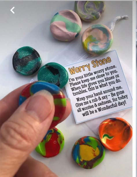 Cute Easy Crafts, Cadeau Diy, Party Favours, Worry Stones, Cute Crafts, Hand Designs, Homemade Gifts, Craft Fairs, Clay Crafts