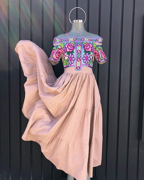 Frida Kahlo Dress, Southwestern Outfits, Mexican Style Dresses, Clothing Store Interior, Mexican Fashion, Mexican Outfit, Mexican Dresses, Beautiful Costumes, Ethnic Fashion