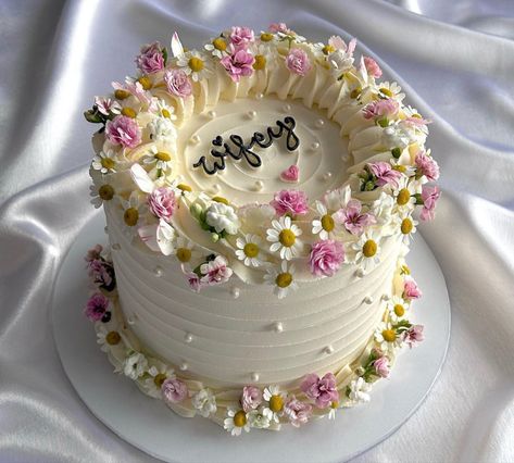 White Cake With Flowers, Graduation Party Desserts, Cake With Flowers, Movie Cakes, Vintage Birthday Cakes, Basic Cake, Pink Birthday Cakes, Funny Birthday Cakes, Mini Cakes Birthday