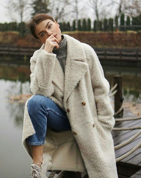 Perfect creamy coat Elena Temnikova, Teddy Coat Outfit, Street Style Winter, Coat Outfits, Inspiration Mode, Autumn Fashion Women, Winter Looks, Fall Winter Outfits, Minimalist Fashion