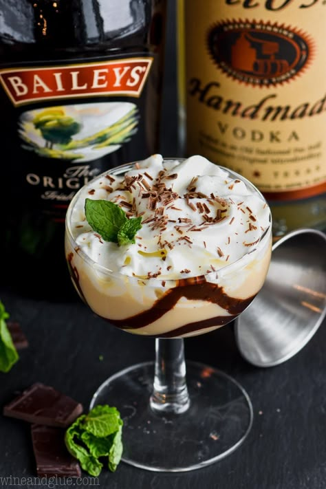 This Baileys Chocolate Martini is the perfect combination of chocolate and Baileys! Dessert in a glass! You won't find a better chocolate martini recipe! Chocolate Expresso Martinis, Baileys Chocolate Martini, Chocolate Martini Recipe With Kahlua, Mudslide Martini, Princess Cocktails, Baileys Martini, Baileys Recipes Drinks, Baileys Dessert, Chocolate Martini Recipe