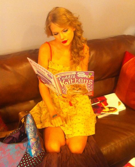 Taylor Swift reading about kittens and showing off some thigh. I think I'll be cropping this one . . . Celebrities Reading, Ryan Seacrest, You're My Favorite, Rare Pictures, Swift 3, Taylor Swift 13, Rock Stars, Taylor Swift Pictures, Reading Books