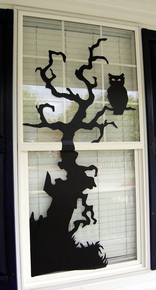 Halloween Window Decor Diy Halloween Window Decorations, Diy Halloween Window, Porta Halloween, Scary Tree, Strašidelný Halloween, Window Silhouette, Dekorasi Halloween, Halloween Window Decorations, Halloween Decor Diy