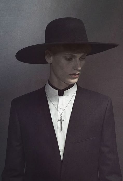 Goth Outfits for Guys- 20 ideas How to Get Goth Look for Men Clergy Aesthetic, Male Witch Aesthetic, Southern Gothic Fashion, Male Witches, Gothic Portrait, Male Witch, Ac New Leaf, Dark Portrait, Goth Outfit