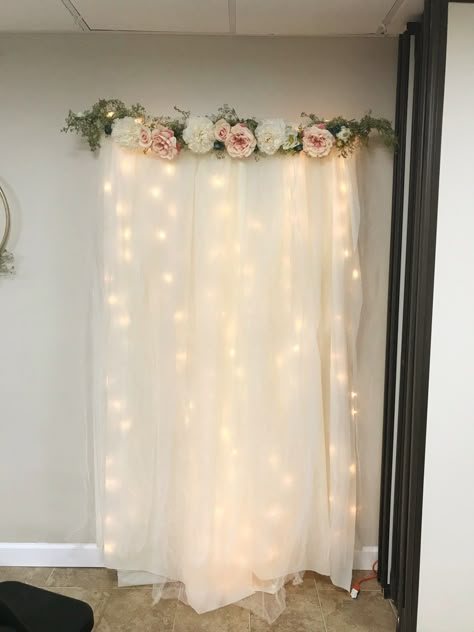 DIY Lit Tulle Backdrop - Six Clever Sisters Floral Decor Backdrop, Diy Fotokabine, Tulle Backdrop, Budget Baby Shower, Bridal Shower Decorations Diy, Diy Photo Backdrop, Simple Bridal Shower, Rustic Wedding Decorations, Backdrop Diy