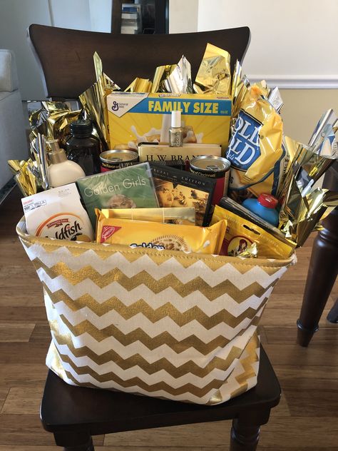 50th Wedding Anniversary Gift Basket, 50th Anniversary Theme Party Ideas, Gold Party Basket, 50th Anniversary For Parents, Golden Birthday Gift Basket, Golden Gift Basket Ideas, 50th Anniversary Gift Basket Ideas, 50th Wedding Anniversary Gift Ideas Diy, Diy 50th Anniversary Decorations