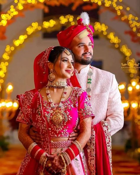 Celebrity wedding pictures Couple Poses Indian Wedding Photos, Cupal Photo Shoot Wedding Indian Bride, Indian Wedding Copal Photography, Wedding Capal Pose, Hindu Wedding Photography India, Wedding Capal Photo, Capal Pose Wedding, Hindu Wedding Photos Poses, Indian Wedding Cupal Pose