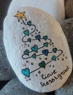 30 Cute Christmas Rock Painting Ideas - Nikki's Plate Christmas Rock Painting Ideas, Christmas Rock Painting, Christmas Pebble Art, Easy Acrylic Painting, Diy Rock Art, Painted Rock Animals, Rock Painting Ideas, Stone Art Painting, Painted Rocks Kids